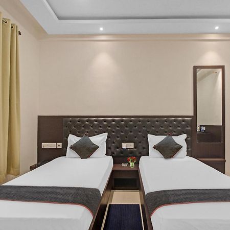 Super Townhouse Centre Point Inn Near Esplanade Metro Station Колката Екстер'єр фото