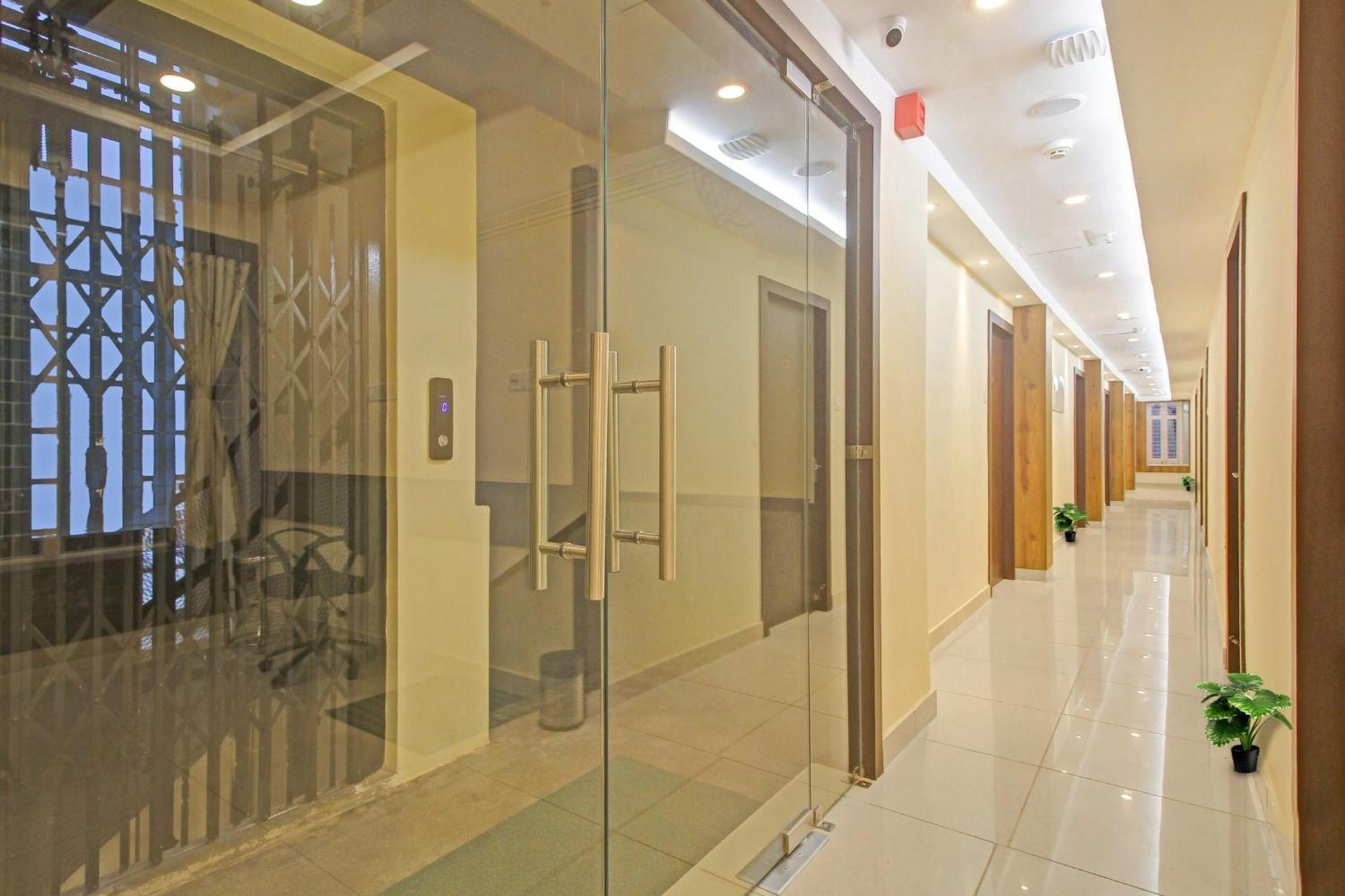 Super Townhouse Centre Point Inn Near Esplanade Metro Station Колката Екстер'єр фото